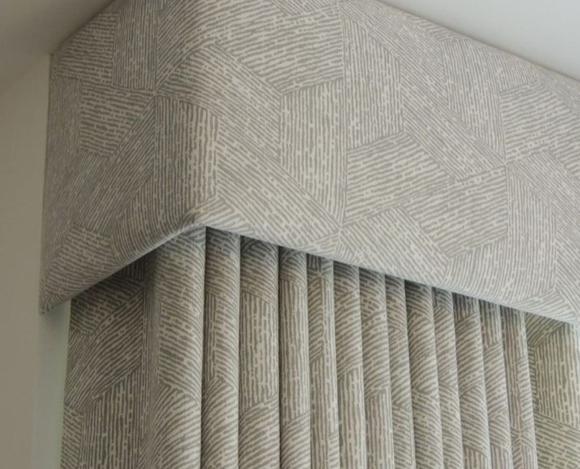 65a06ce3619f3598f8ae030a_Curtain-pelmet-side-view-cream-fabric-845x684